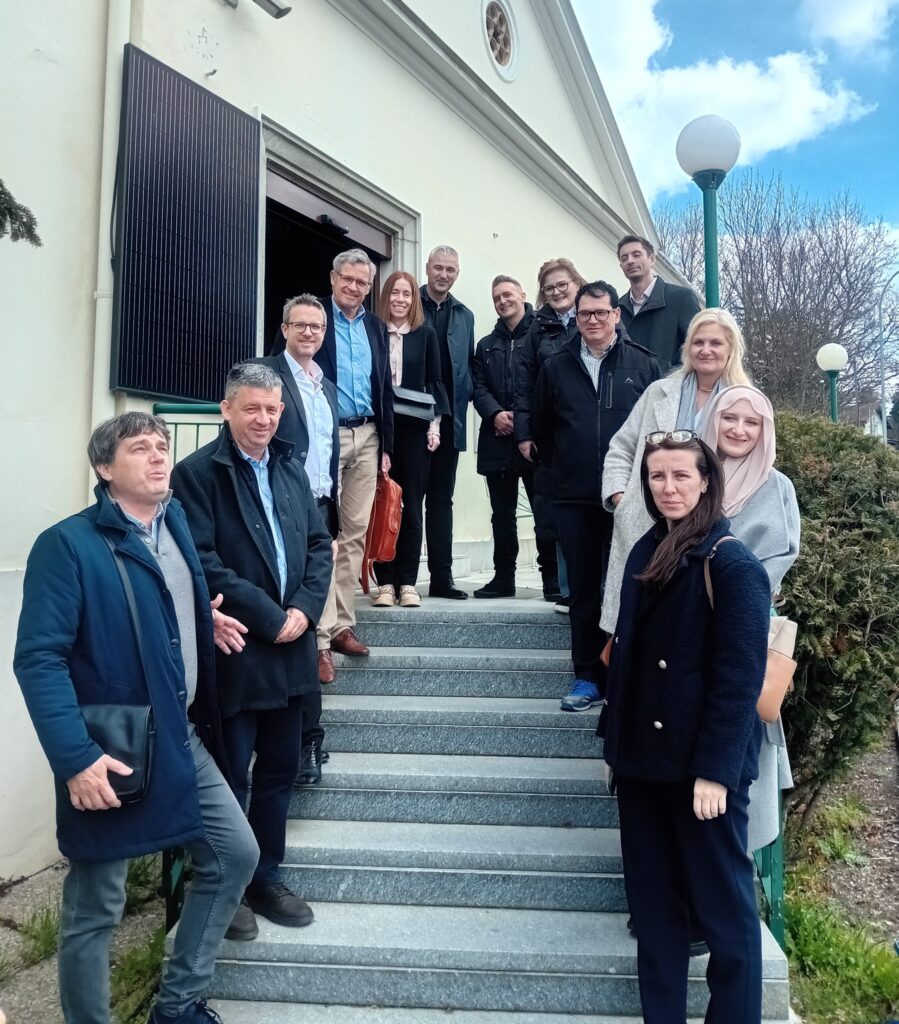 Delegation aus Bosnien und Herzegowina vor dem egon Firmengebäude