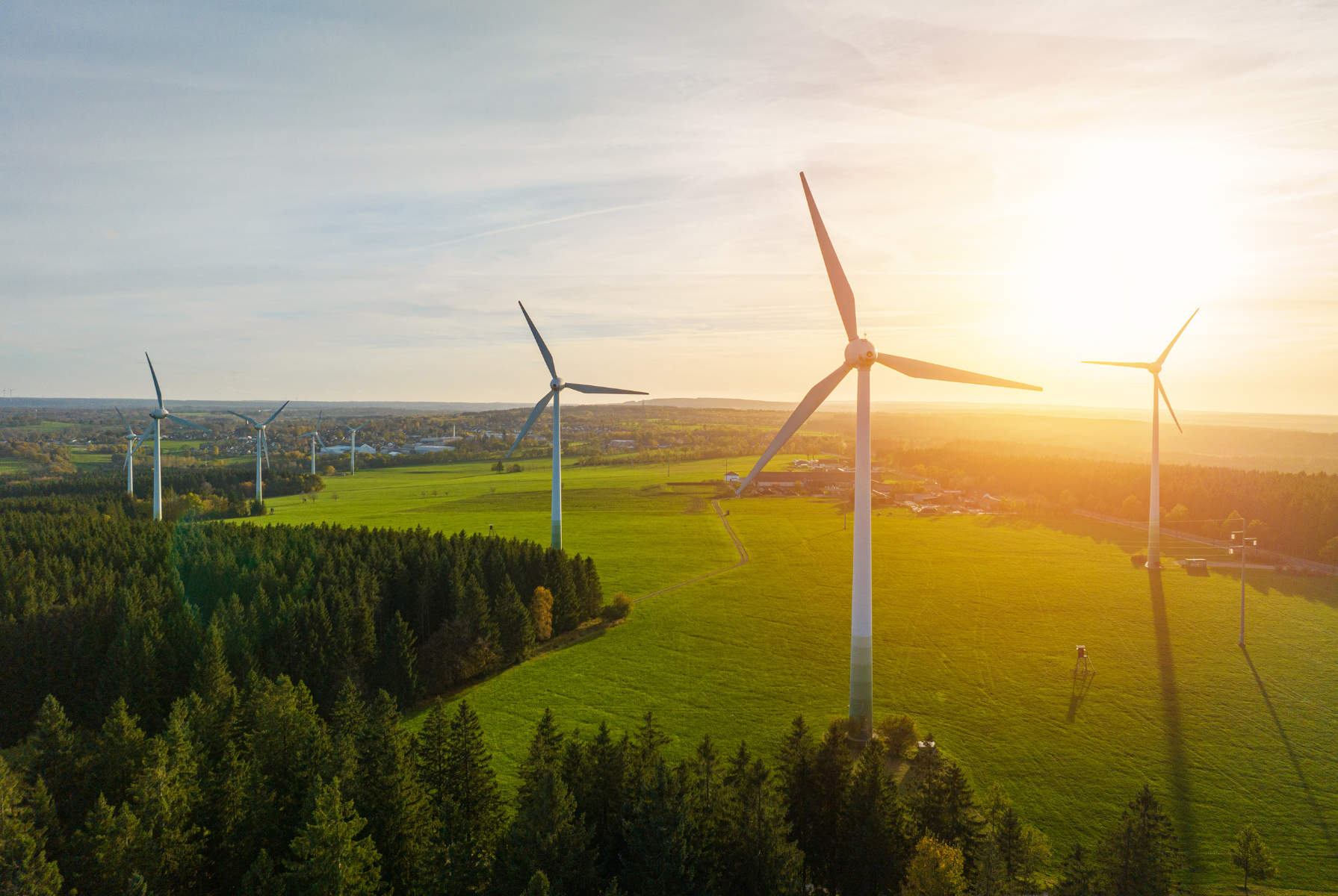 Landschaft mit Windrädern während der Goldenen Stunde