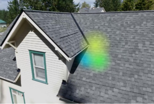 Haus mit Ansicht aufs Dach, ohne installierte Photovoltaik-Anlage.