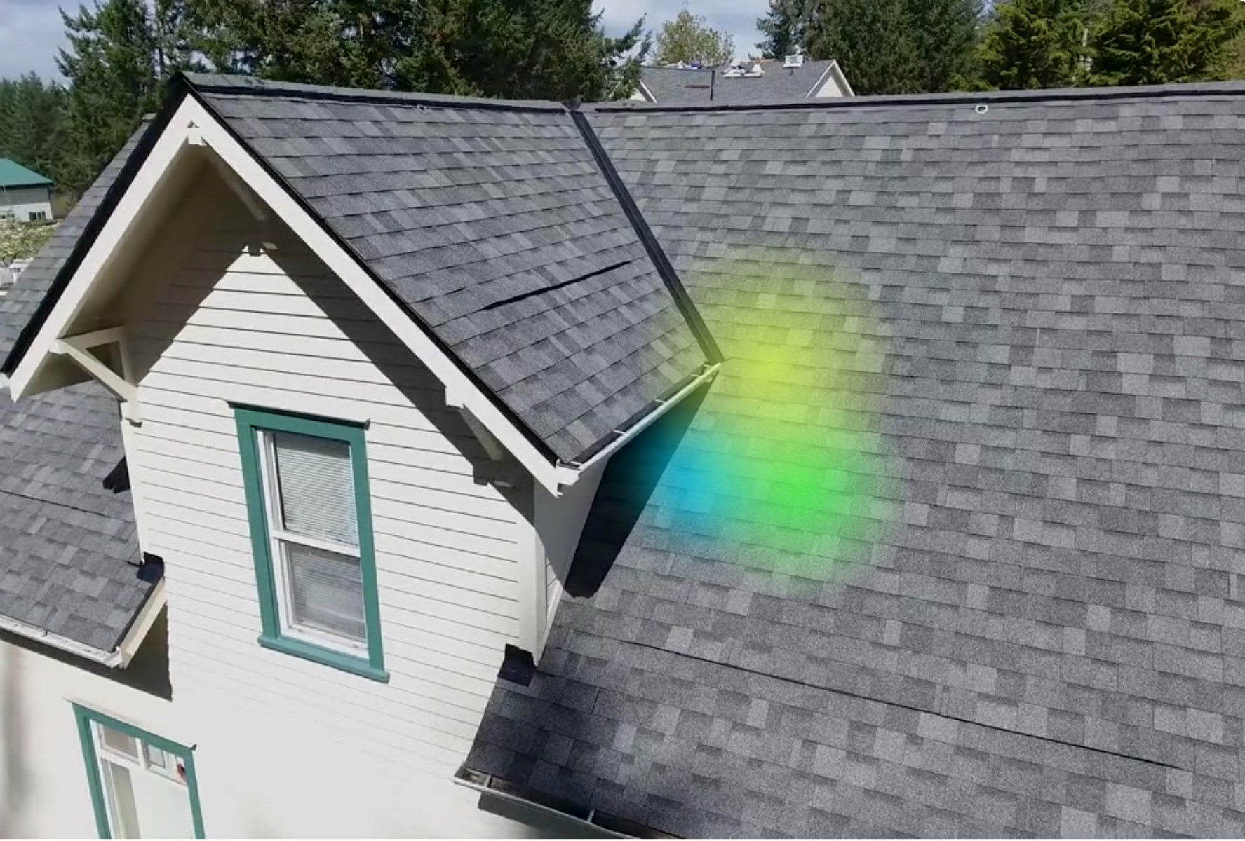 Haus mit Ansicht aufs Dach, ohne installierte Photovoltaik-Anlage.