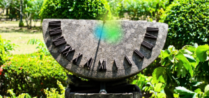 Eine Sonnenuhr, die die Mittagsspitze symbolisiert, welche der SNAP angehen will.