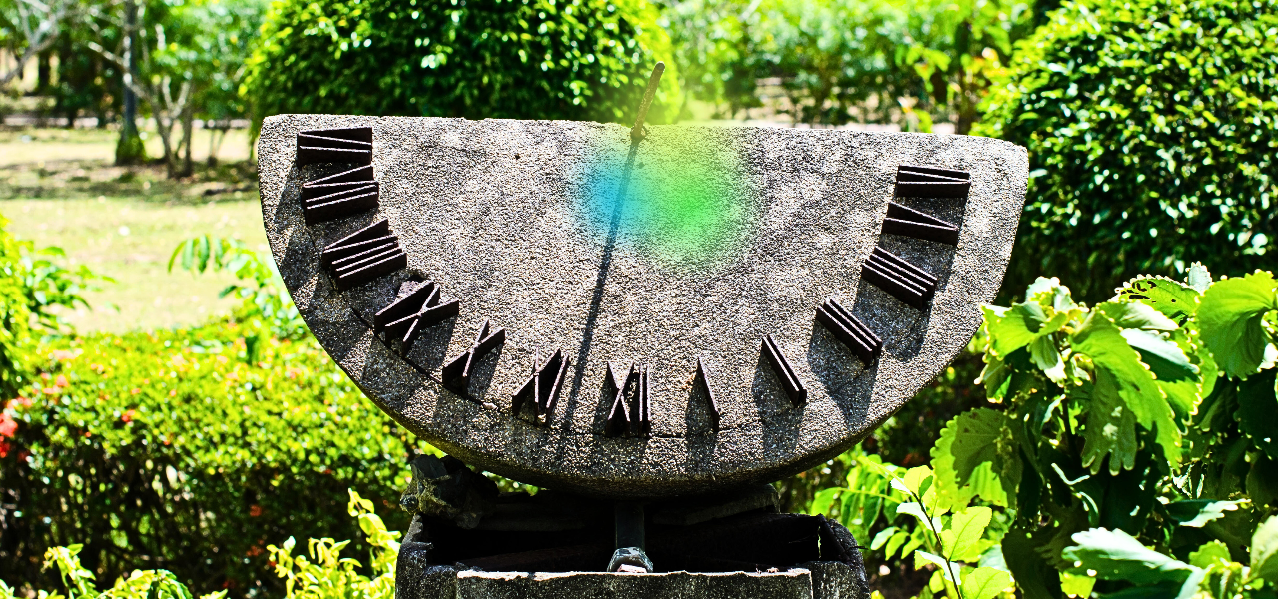 Eine Sonnenuhr, die die Mittagsspitze symbolisiert, welche der SNAP angehen will.