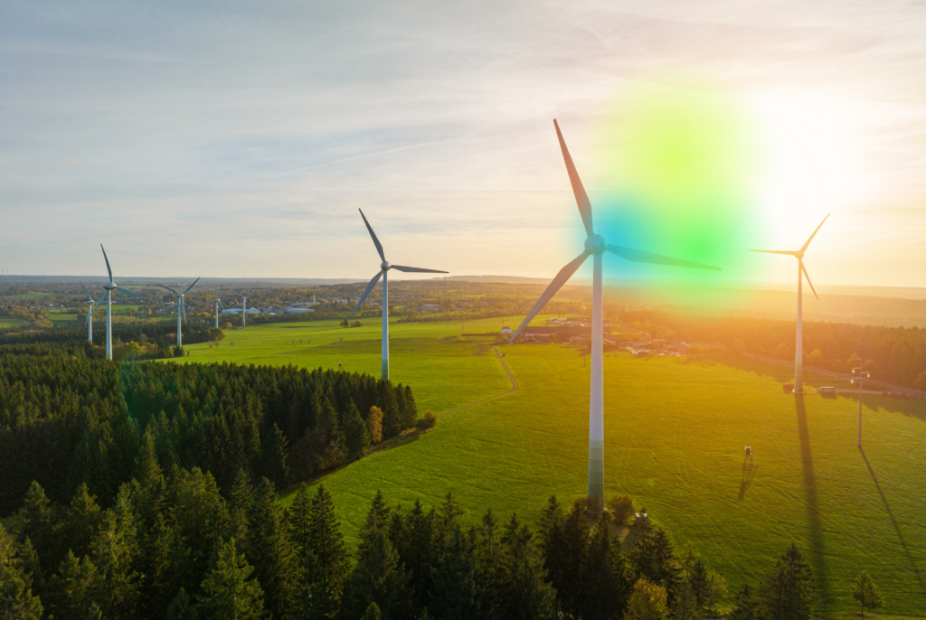 Landschaft mit Windkraftanlagen zur Abendsonne.
