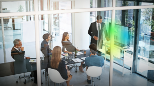 Unternehmens Meeting bei dem die Top 5 Vorteile von PV-Speicher besprochen werden.